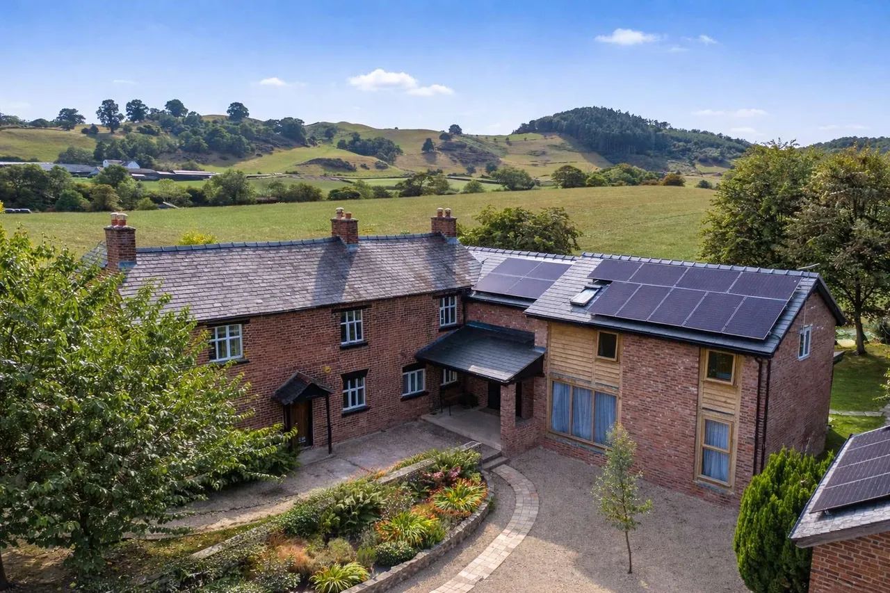 6 bed house for sale, Llansantffraid, SY22