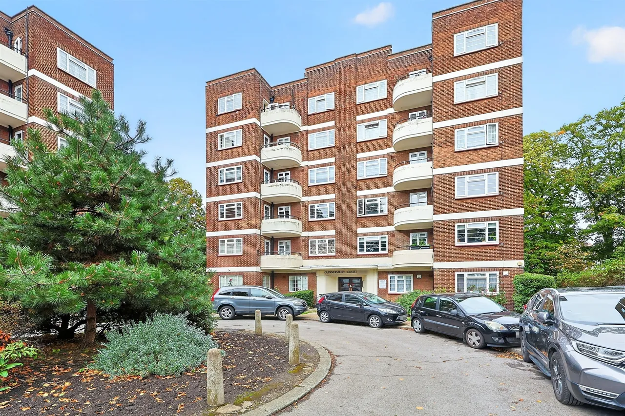 2 bed flat for sale — Bollo Lane, London