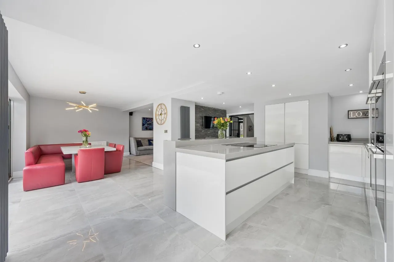 Crag Avenue, Summerseat, Bury, BL9 5NZ, photo 2