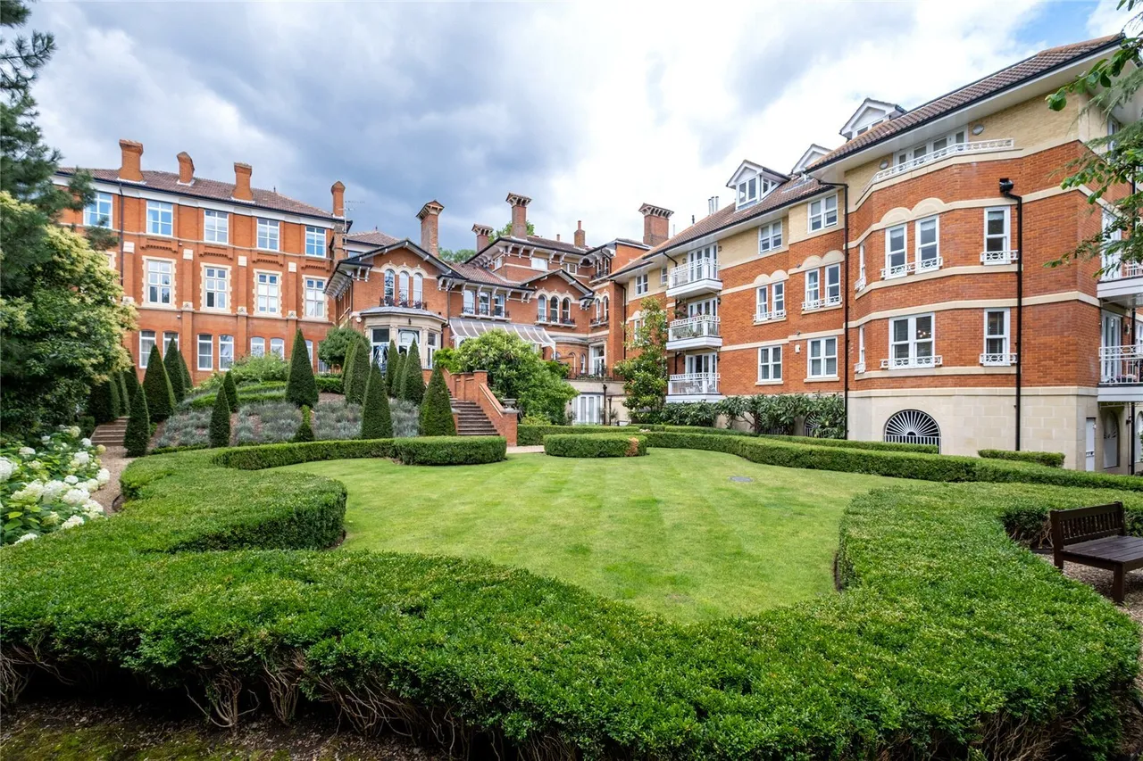 2 bed flat for sale — The Downs, London, SW20