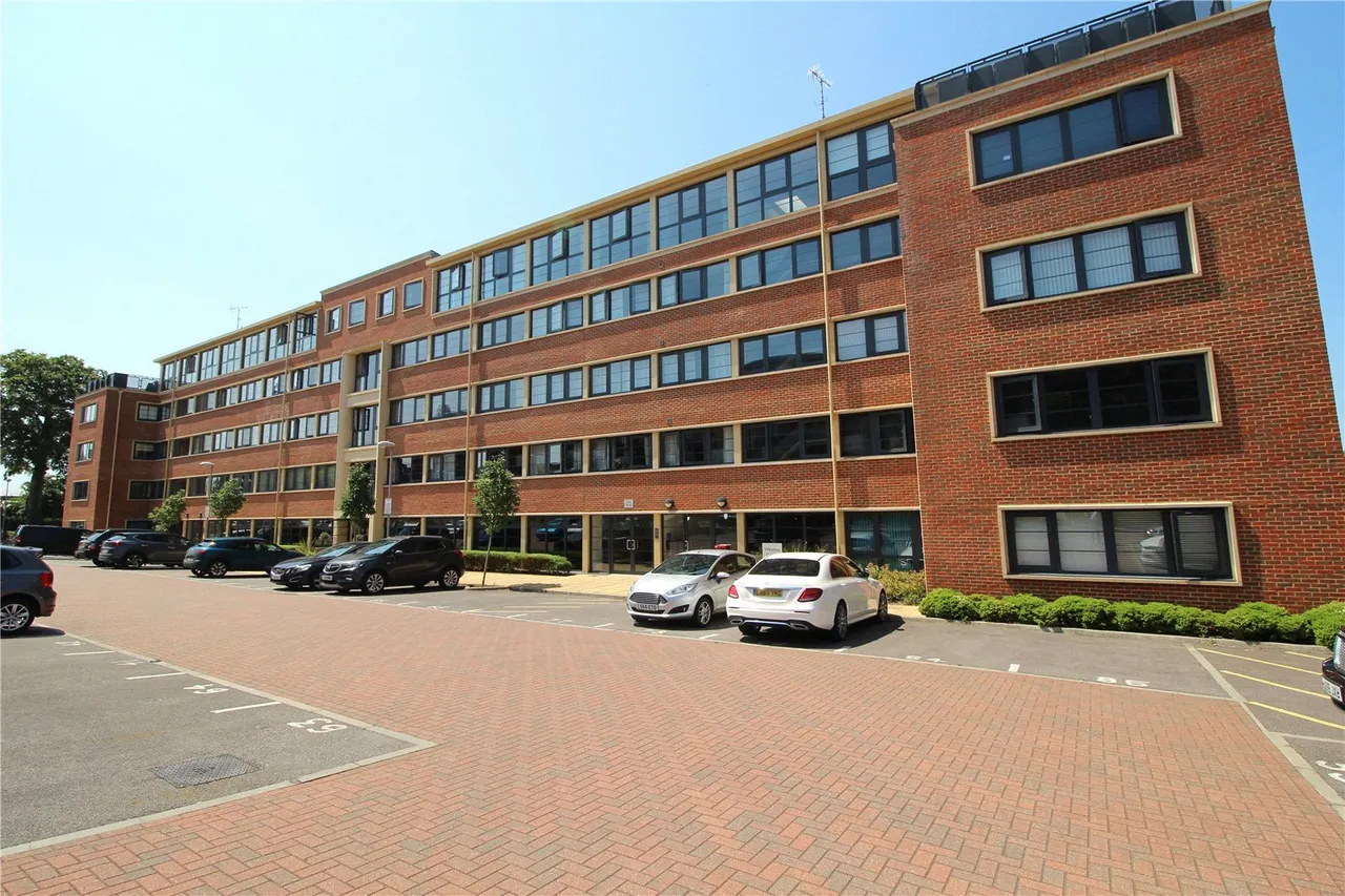 2 bed flat for sale, Kestrel Road, Farnborough, GU14