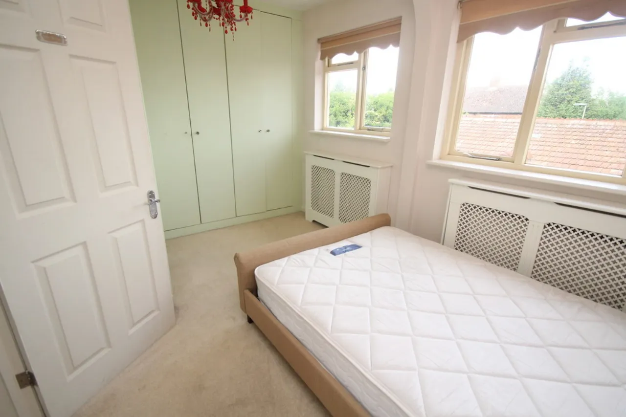Glebe Road, Egham, photo 6