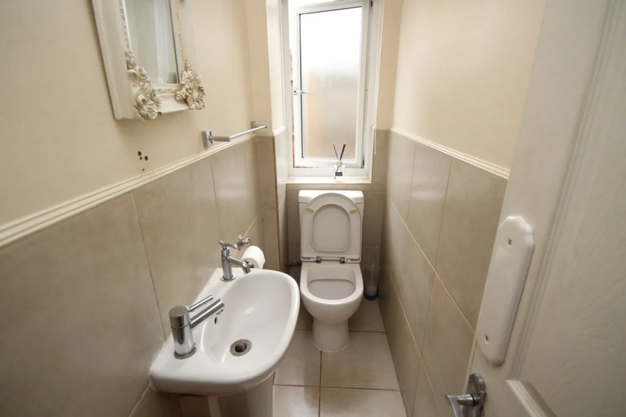 Glebe Road, Egham, photo 26