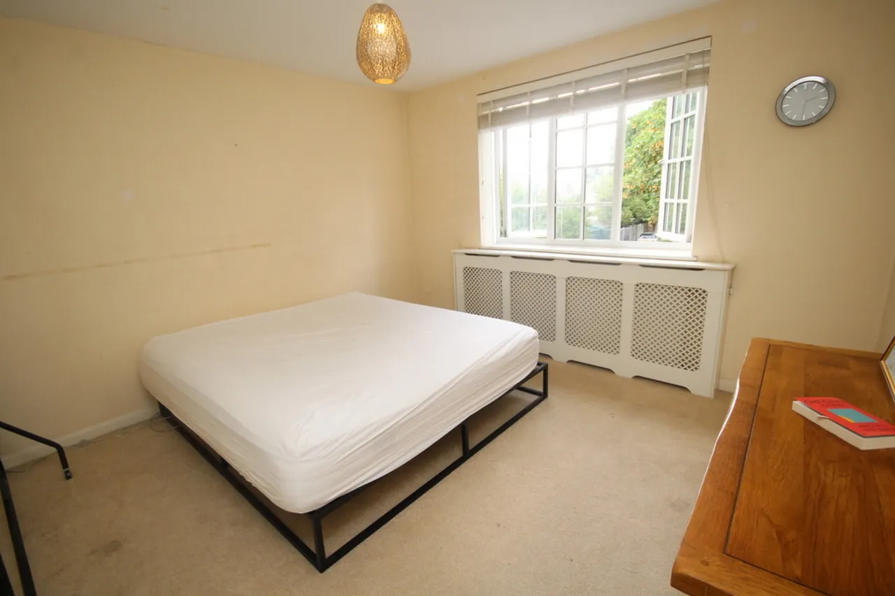 Glebe Road, Egham, photo 5