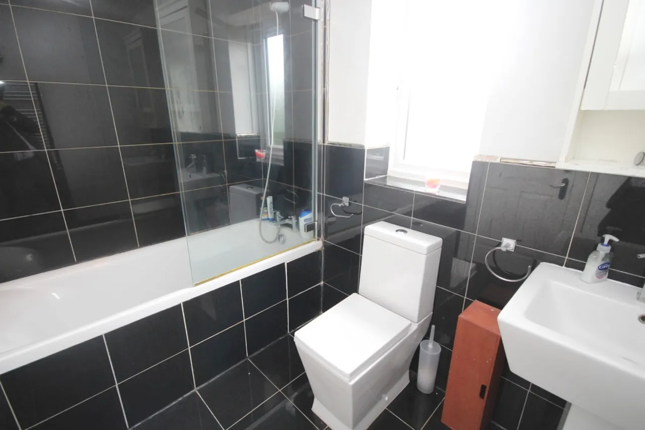 Glebe Road, Egham, photo 18