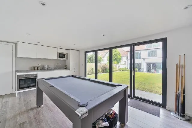 Wickliffe Avenue, London, N3, photo 22