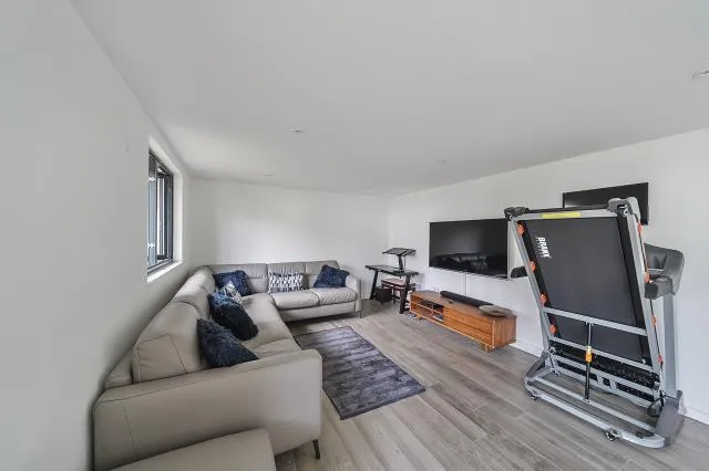 Wickliffe Avenue, London, N3, photo 21