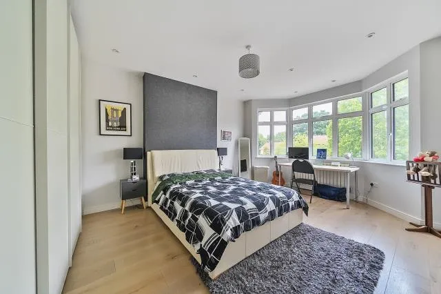 Wickliffe Avenue, London, N3, photo 12