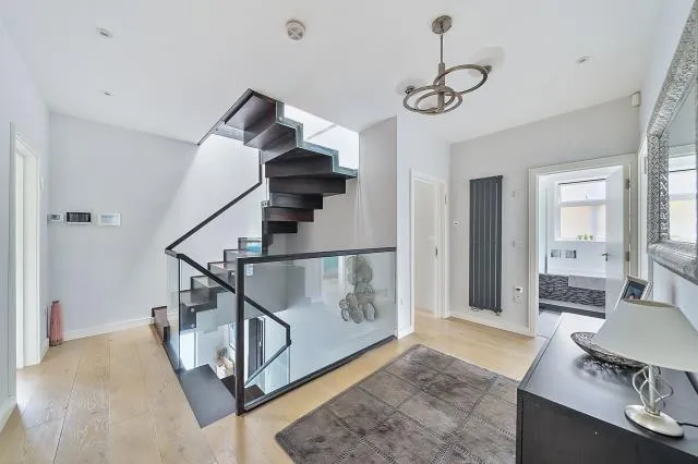 Wickliffe Avenue, London, N3, photo 16