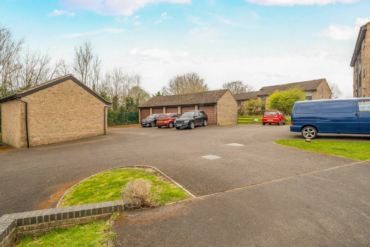 Kingfisher Drive, Guildford, GU4, photo 12
