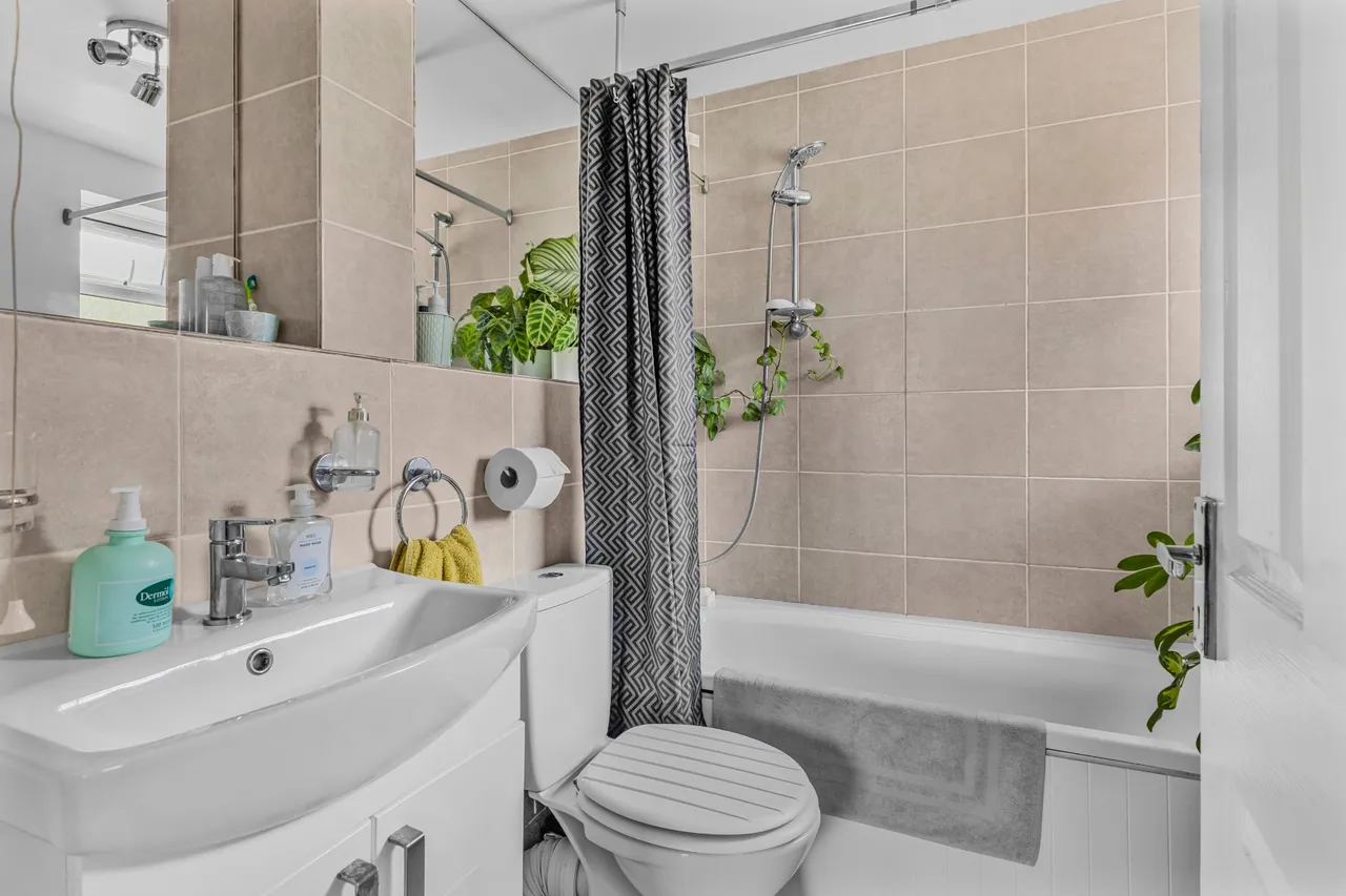Kingfisher Drive, Guildford, GU4, photo 8