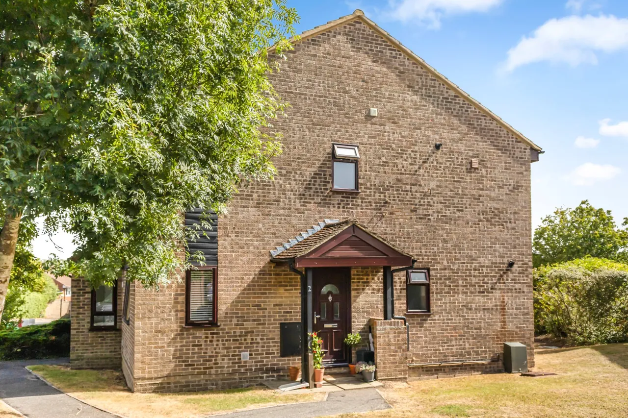 1 bed flat for sale, Kingfisher Drive, Guildford, GU4