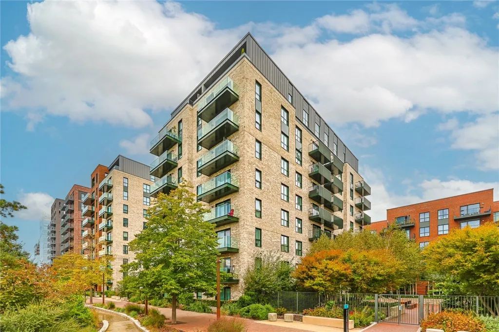 2 bed flat for sale, Greenleaf Walk, Southall, UB1