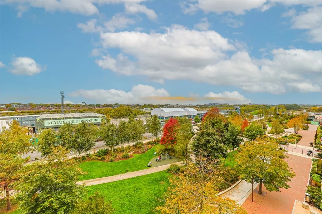Greenleaf Walk, Southall, UB1, photo 10