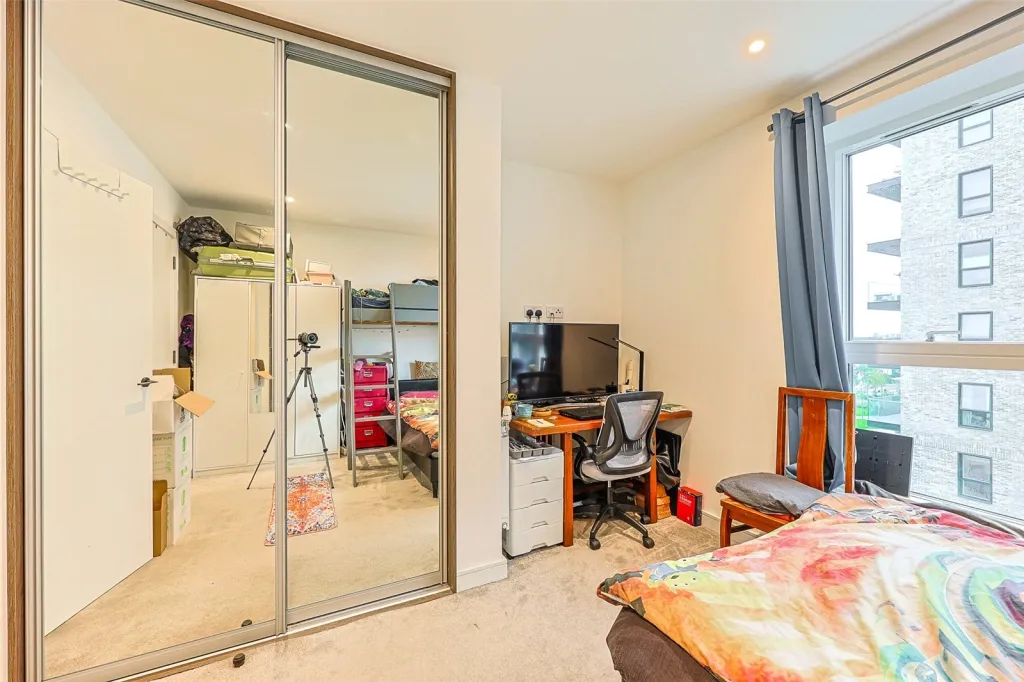 Greenleaf Walk, Southall, UB1, photo 12