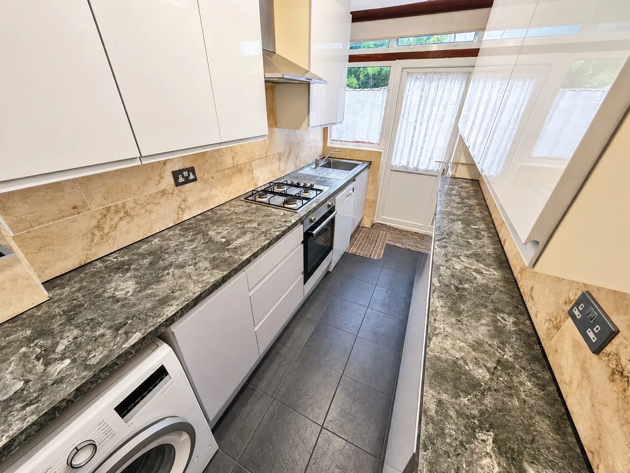 Court Farm Road, Northolt, UB5, photo 2