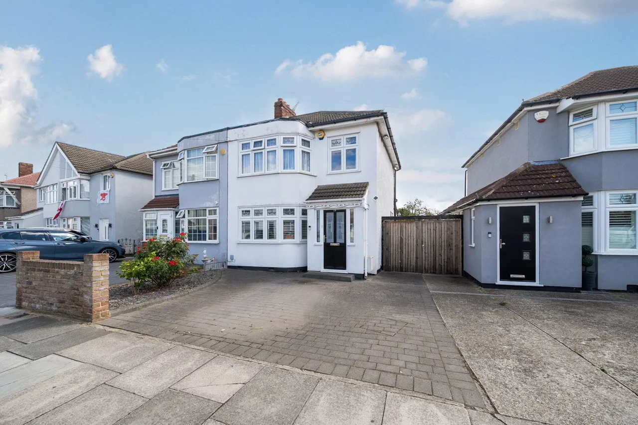 3 bed house for sale — Wendover Way, DA16