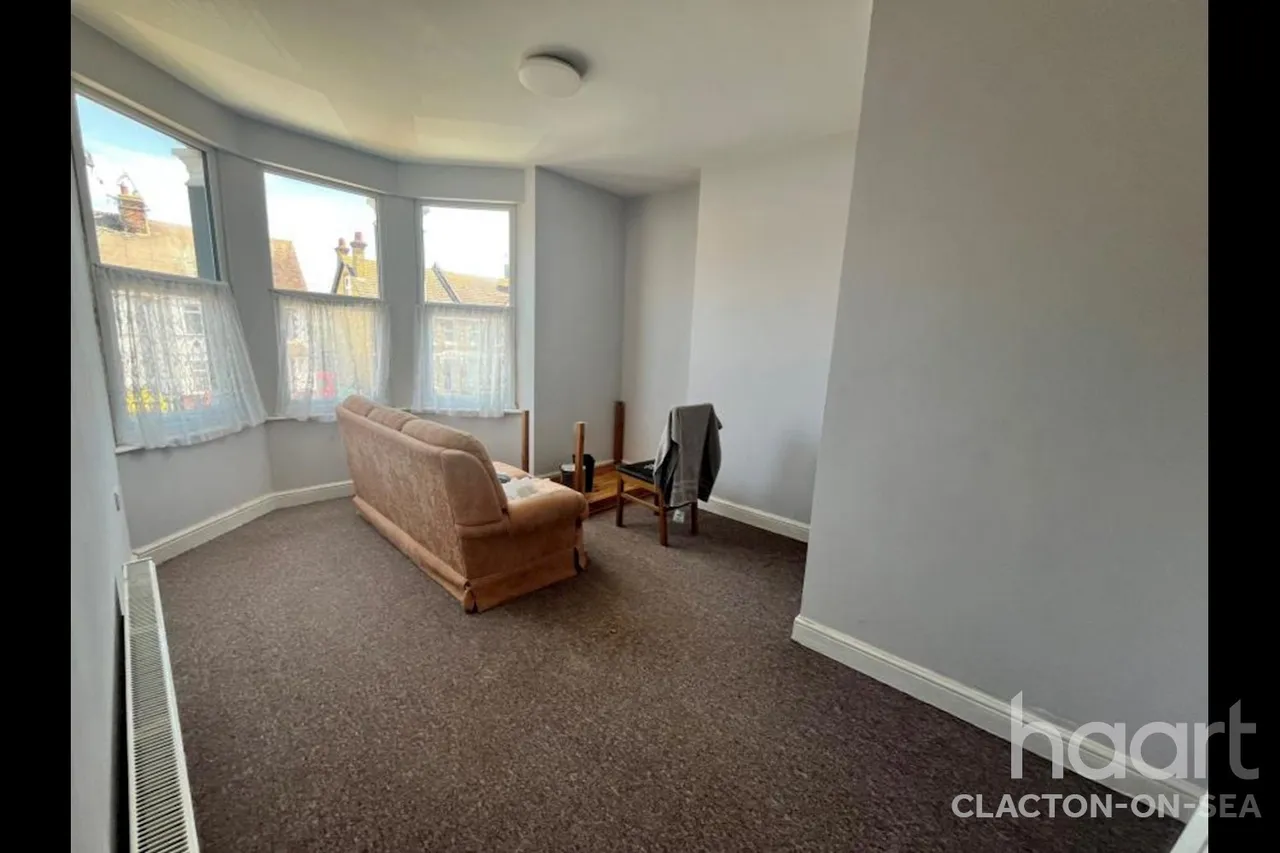 3 bed flat to rent, Hayes Road, CO15
