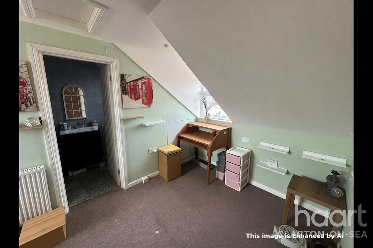 Hayes Road, CO15, photo 6