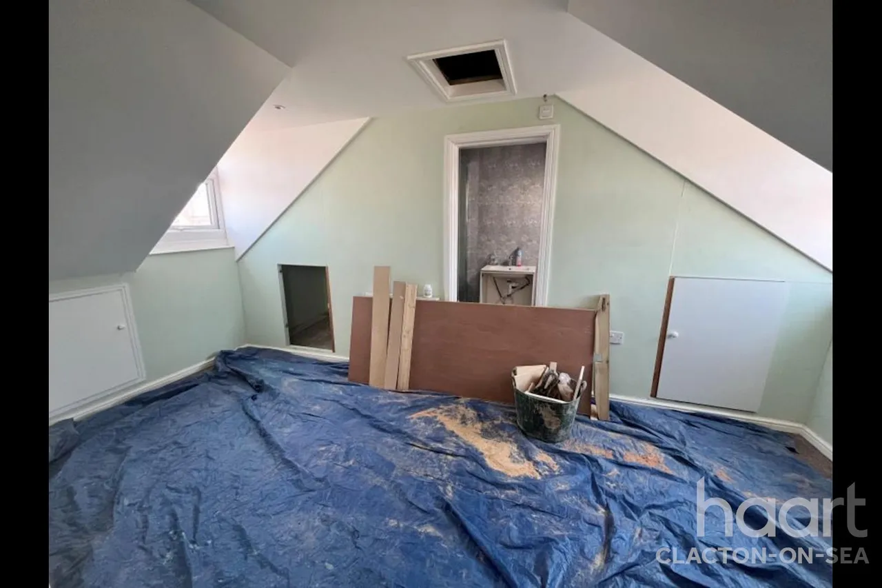 Hayes Road, CO15, photo 2