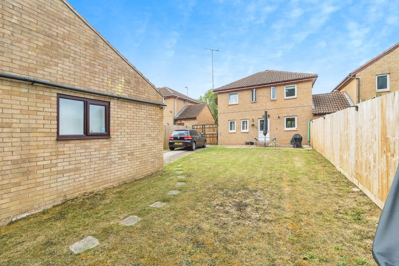 Quantock Crescent, Emerson Valley, Milton Keynes, Buckinghamshire, MK4, photo 3