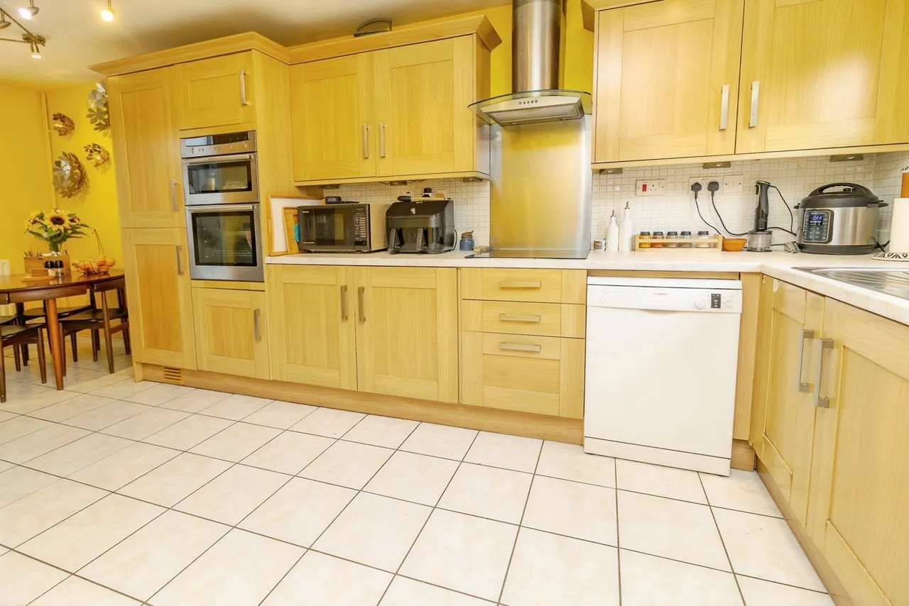 Quantock Crescent, Emerson Valley, Milton Keynes, Buckinghamshire, MK4, photo 9