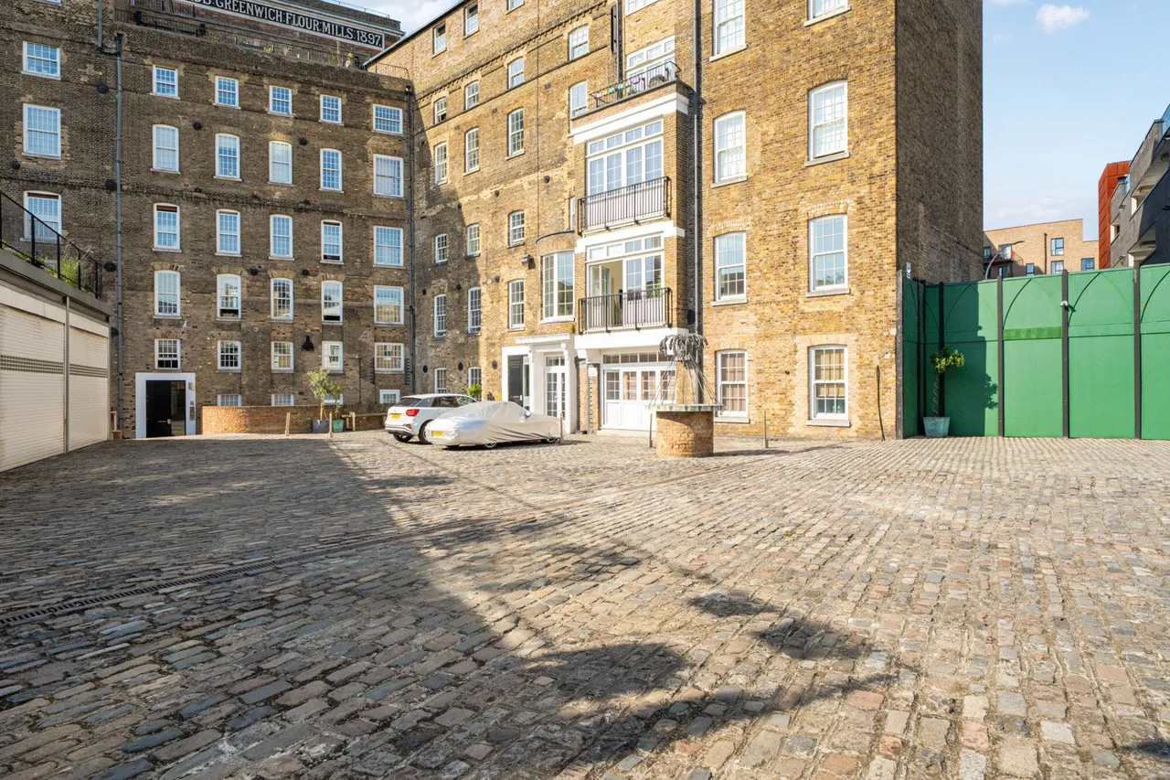 Greenwich High Road, London, SE10, photo 20