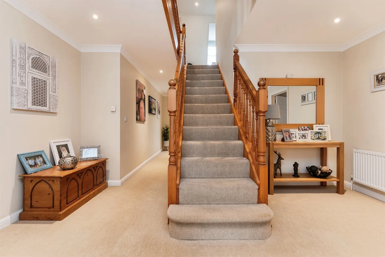Kingswood Road, March, photo 6