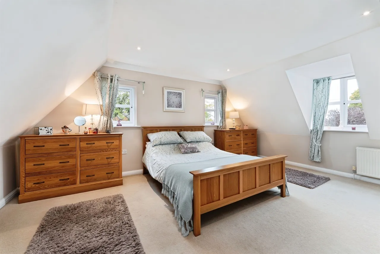 Kingswood Road, March, photo 8