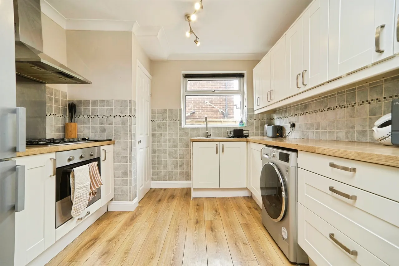 Armley Grange Avenue, Leeds, photo 6