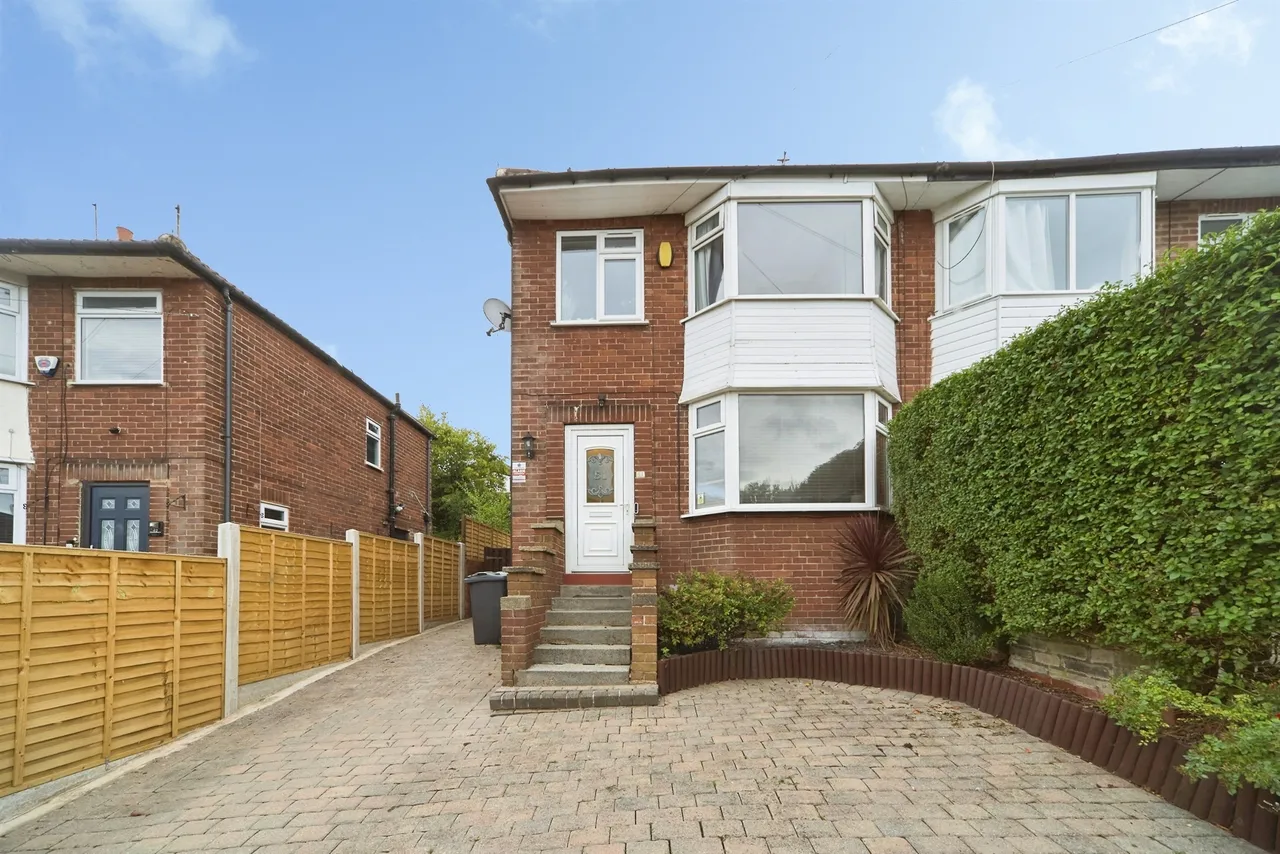 3 bed house for sale — Armley Grange Avenue, Leeds