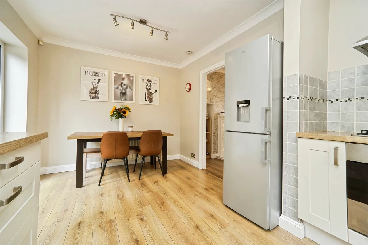 Armley Grange Avenue, Leeds, photo 7