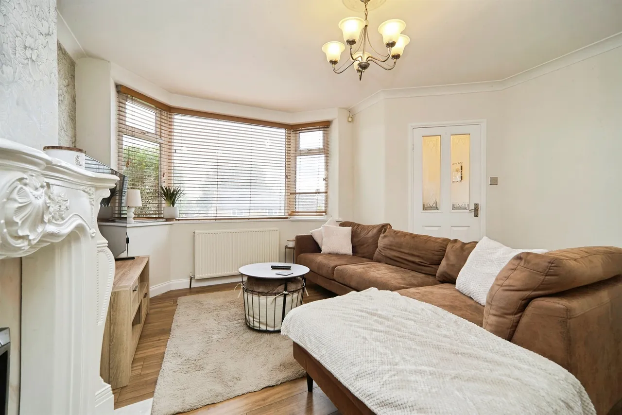 Armley Grange Avenue, Leeds, photo 4