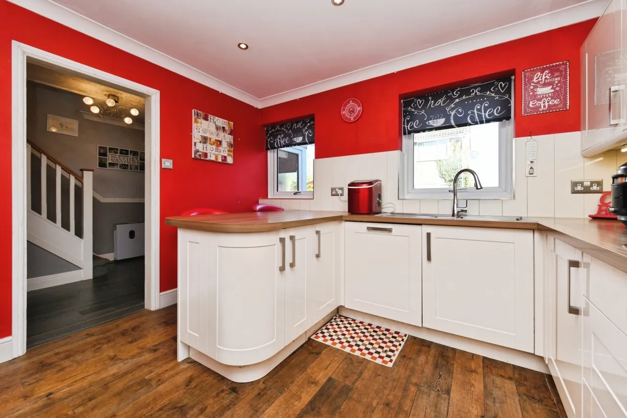 3 bed house for sale — Salem Walk, Rayleigh, Essex, SS6