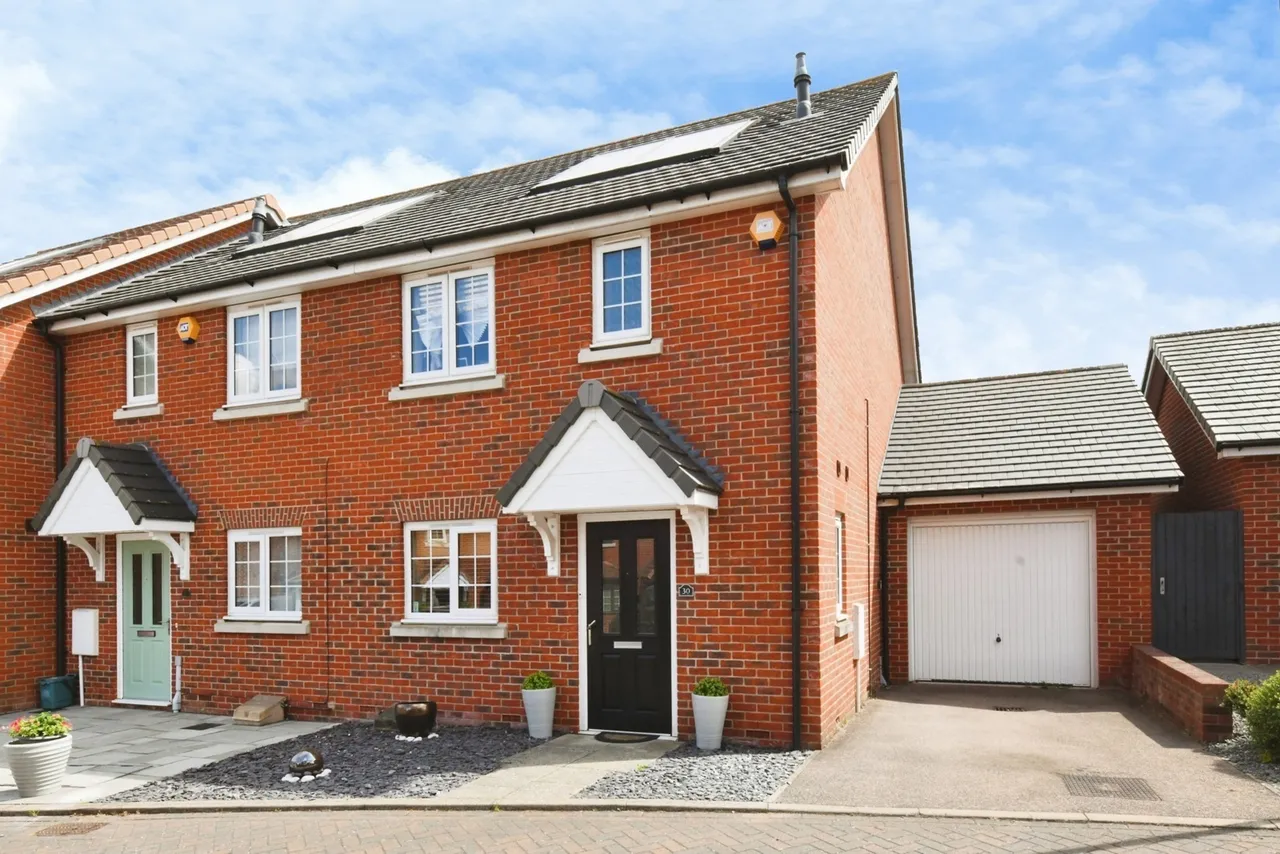 3 bed house for sale — Penrith Crescent, Wickford, Essex, SS11