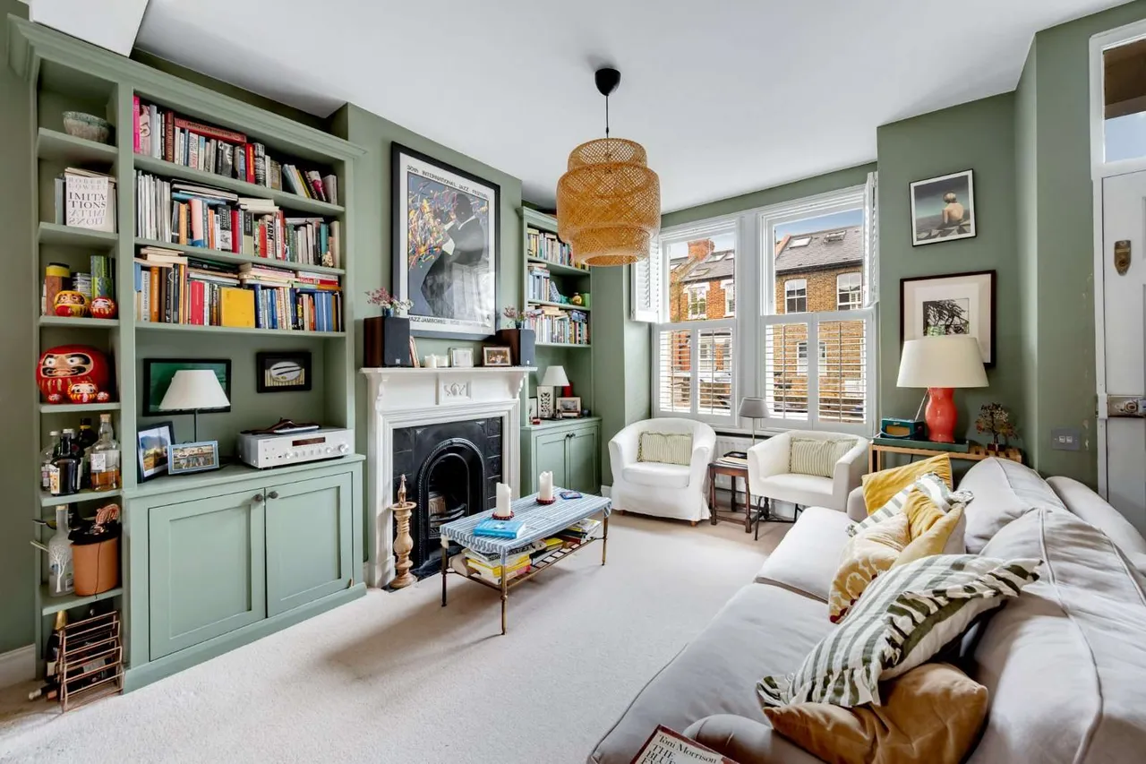 2 bed house to rent — Priory Road, London, W4 5JA