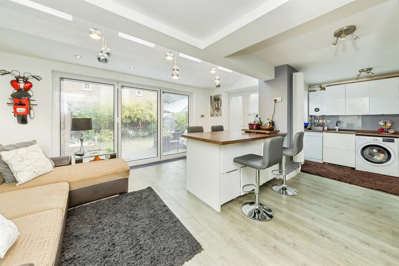 Wheeler Road, Maidenbower, RH10, photo 2