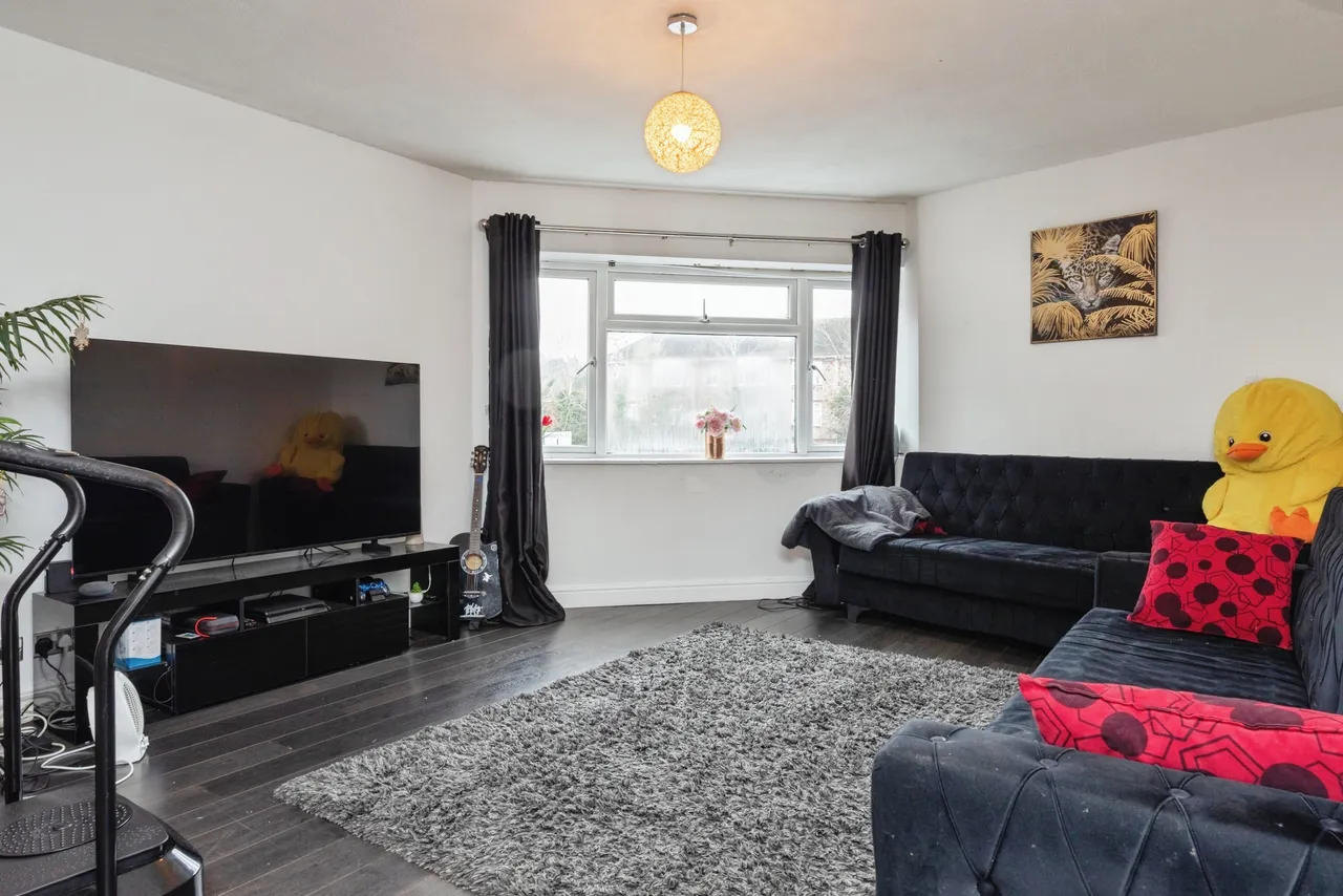 2 bed flat for sale, Lower Road, Loughton, IG10