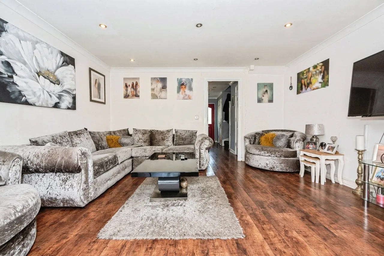 Southwell Close, Chafford Hundred, Grays, Essex, RM16, photo 2