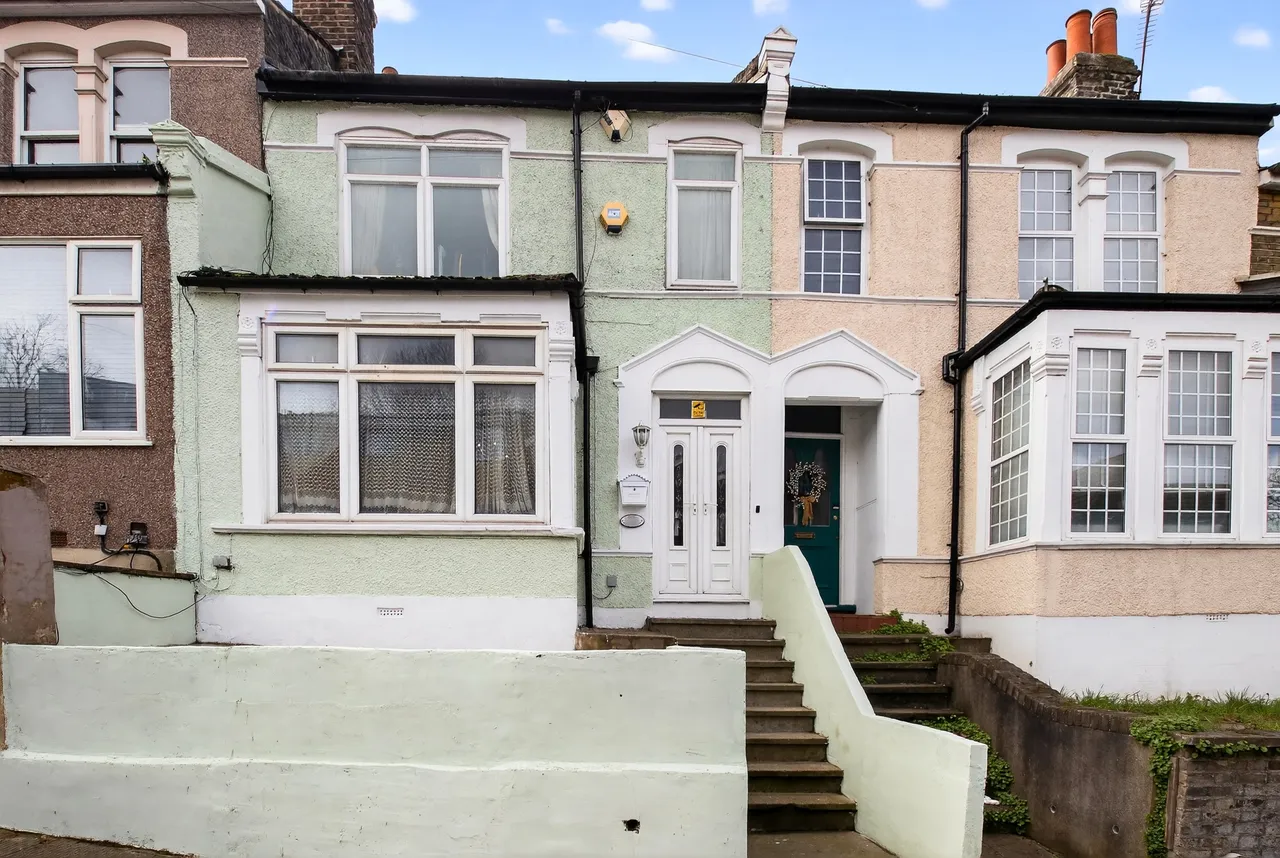 3 bed house for sale — Willenhall Road, London