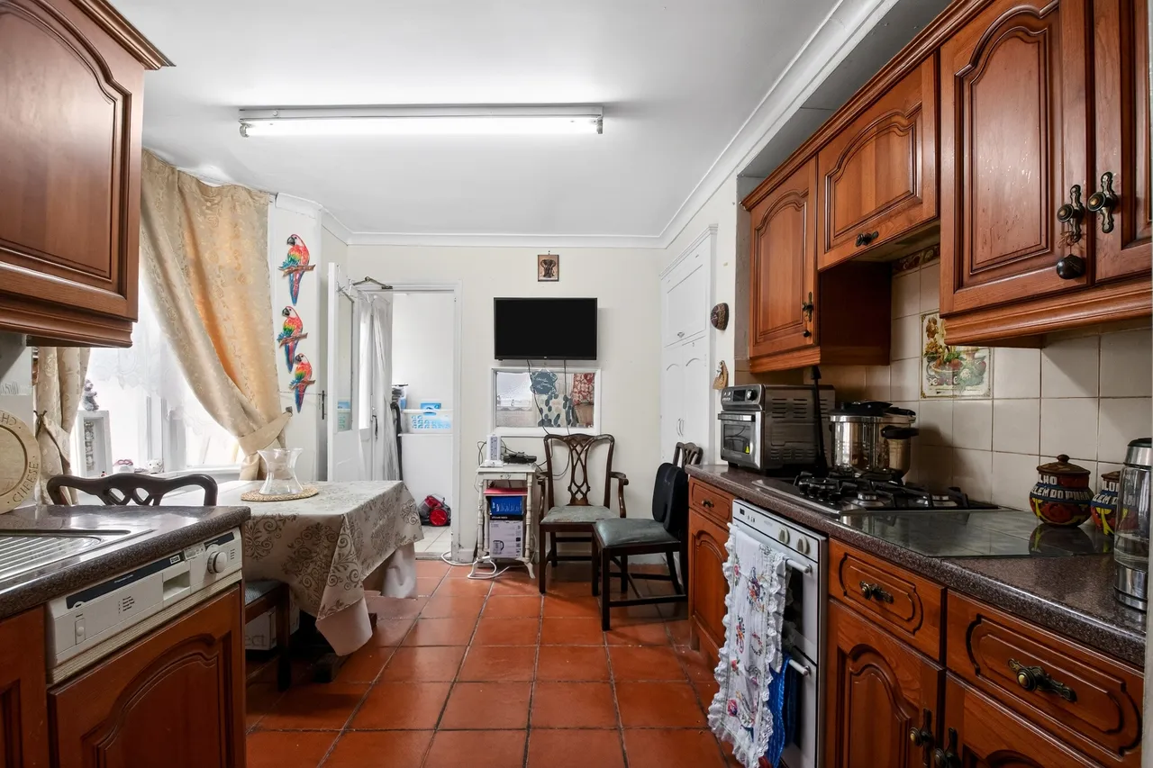 Willenhall Road, London, photo 11