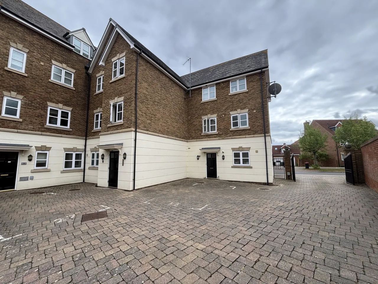 2 bed flat to rent — Morland Drive
