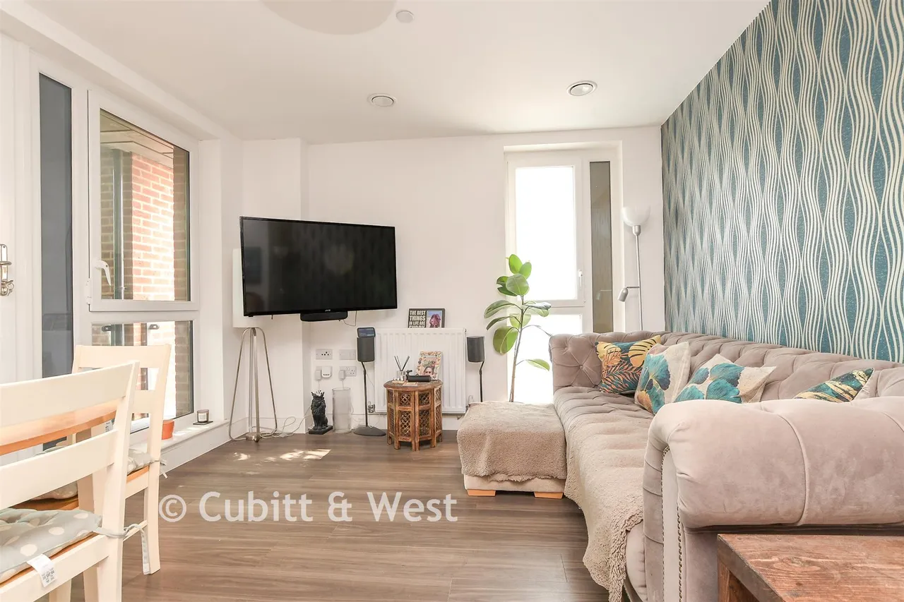 Marketfield Way, Redhill, RH1, photo 2