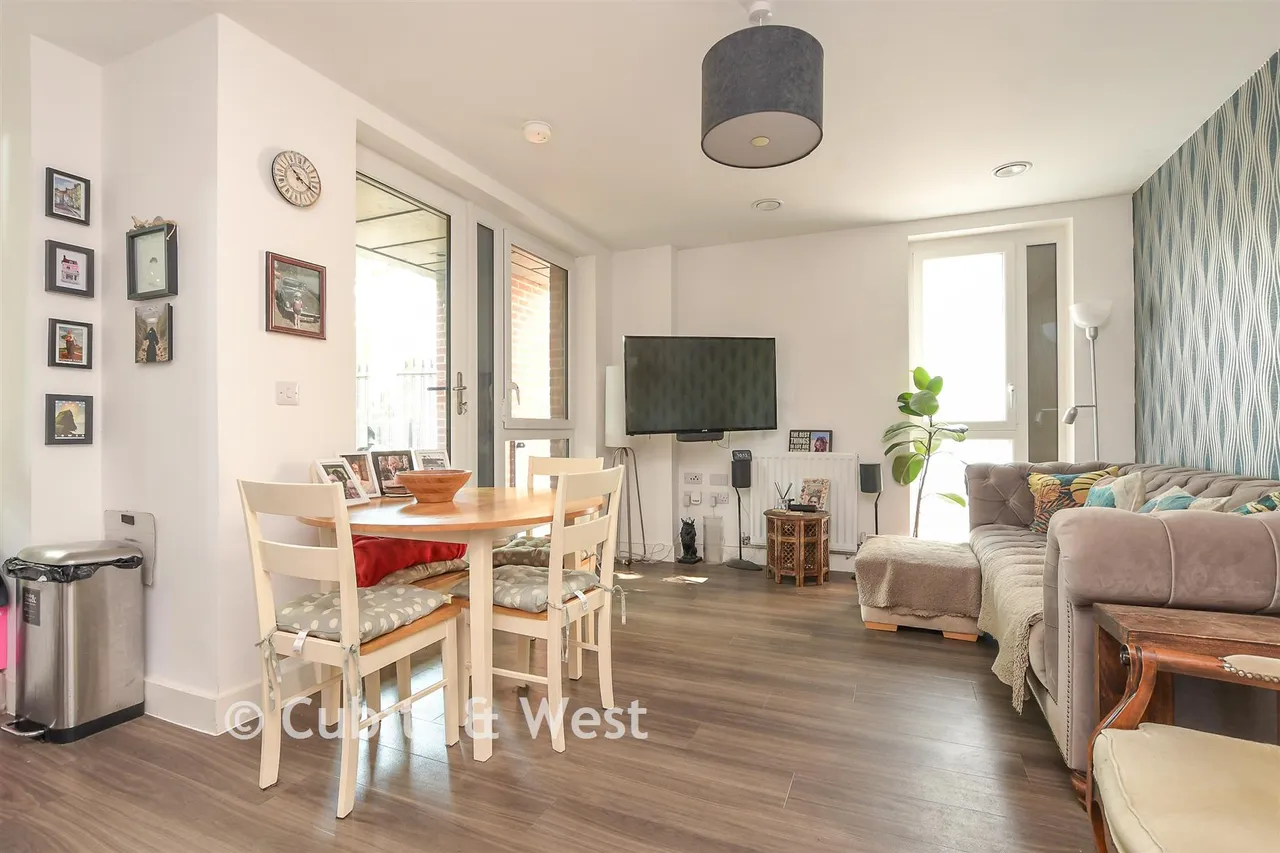 Marketfield Way, Redhill, RH1, photo 6