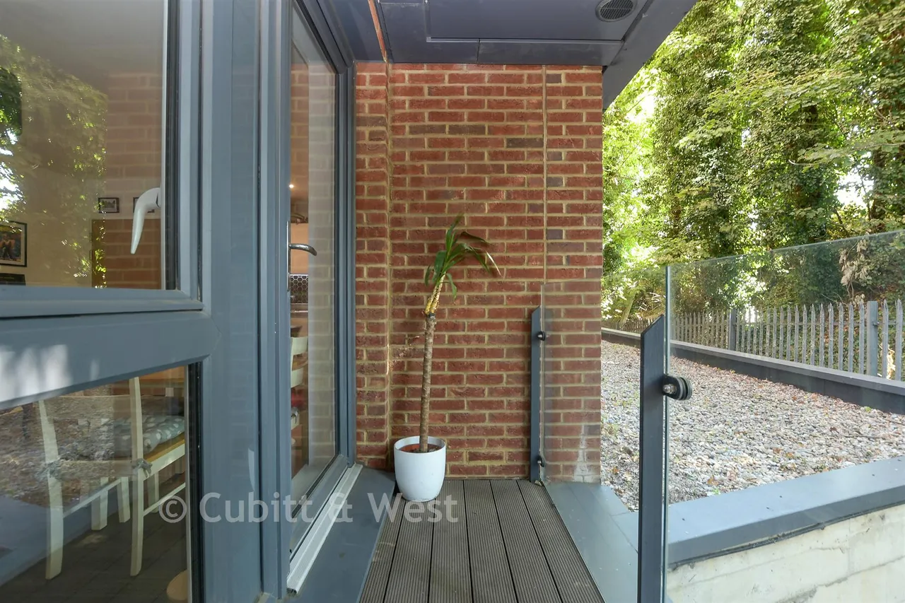 Marketfield Way, Redhill, RH1, photo 8