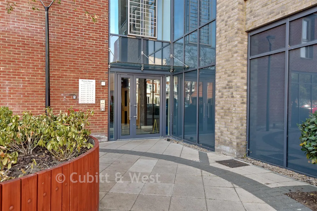Marketfield Way, Redhill, RH1, photo 13