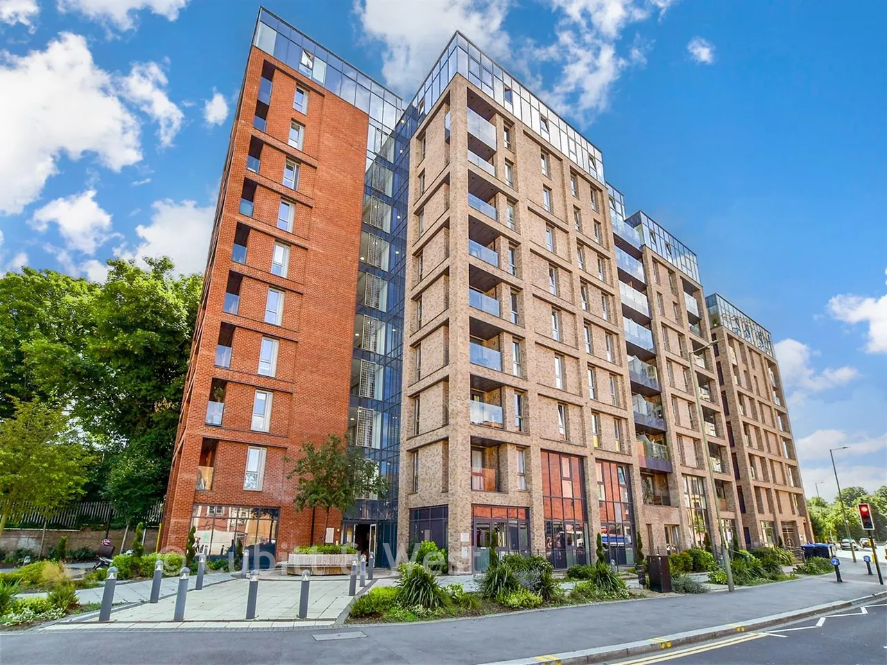 2 bed flat for sale, Marketfield Way, Redhill, RH1
