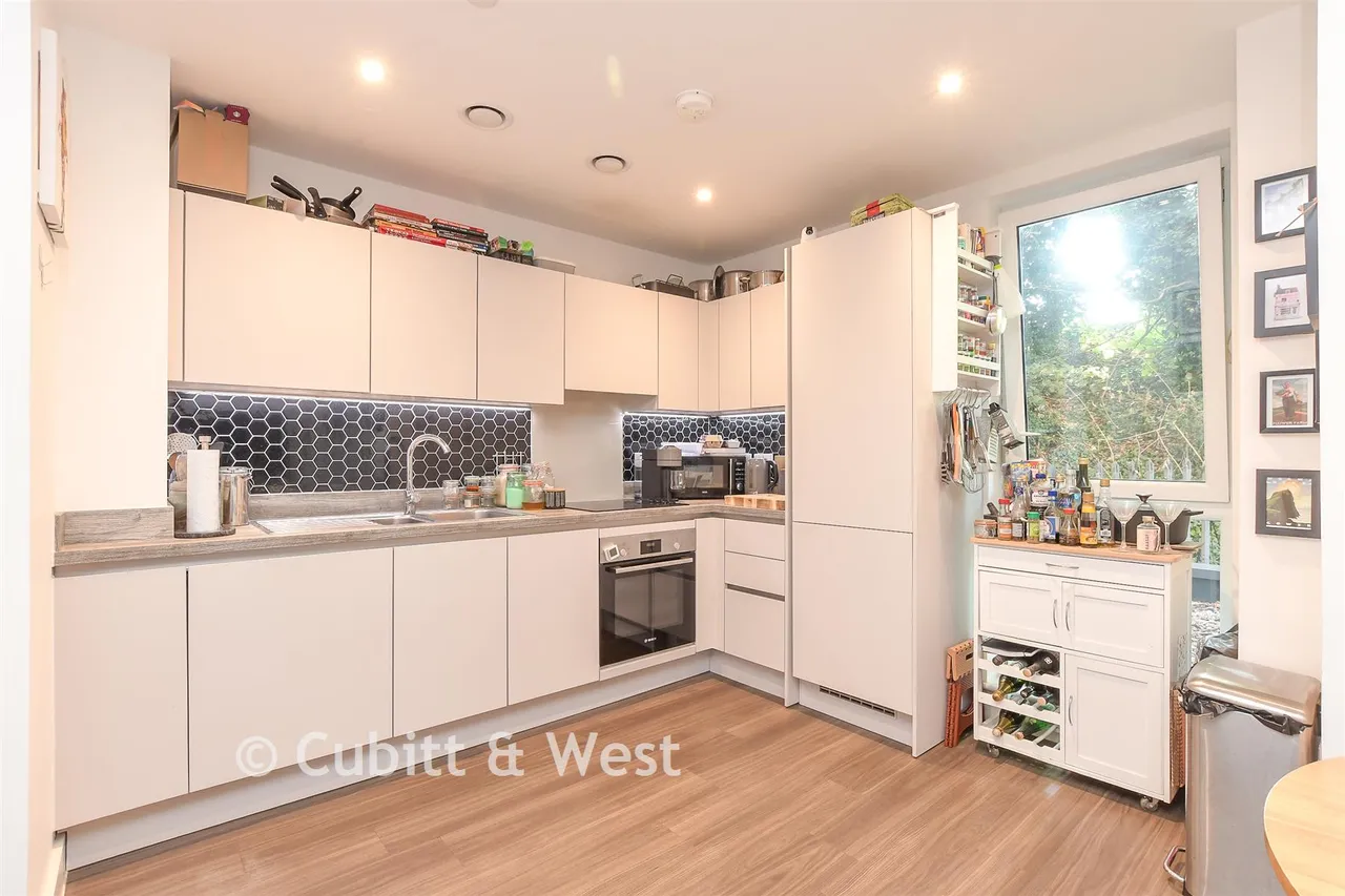 Marketfield Way, Redhill, RH1, photo 3