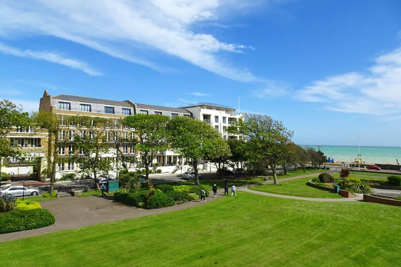 2 bed flat for sale, Steyne Gardens, Worthing, BN11