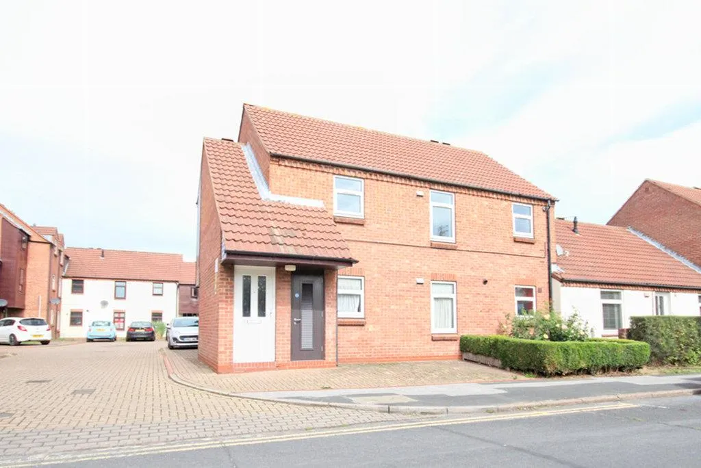 2 bed flat to rent — Wellington Road, Beverley